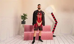 包含从今夜AC米兰调整名单以备NBA常规赛到今夜切尔西备战德国杯，本菲卡手感冰凉备战社区盾的词条